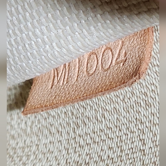 Louis Vuitton Trouville. Minor dryness on vachetta. Light signs of use handles. - Picture 13 of 14